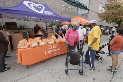 Stop & Shop and the New York Giants to Support Food Bank with Annual Food  Drive - Food Bank For New York City